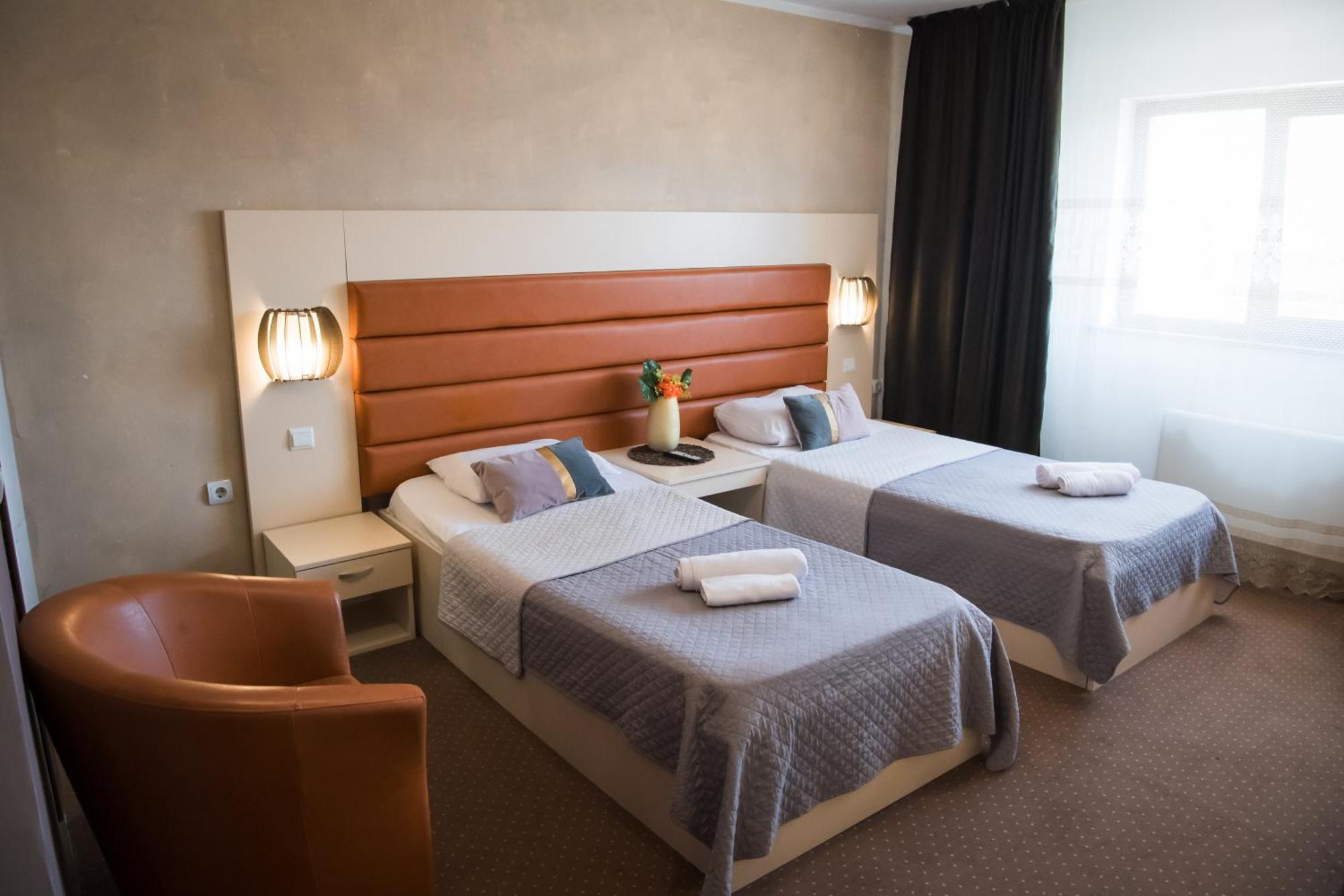 Mbi Travel Inn Craiova Exterior photo